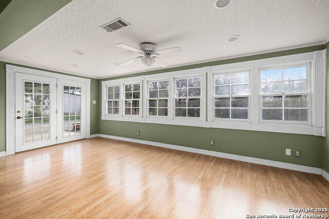 Listing photo id 17 for 633 Castell S