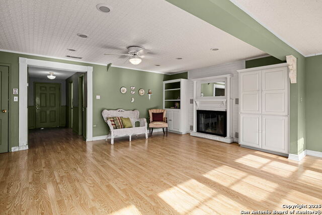 Listing photo id 19 for 633 Castell S