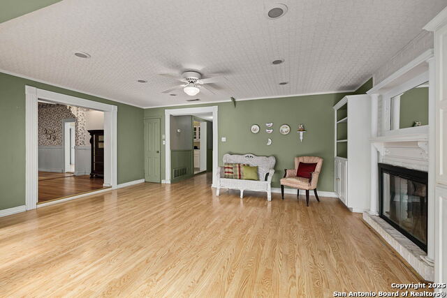 Listing photo id 21 for 633 Castell S