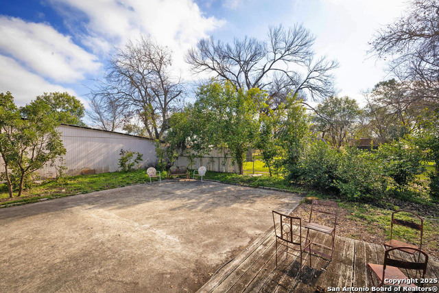 Listing photo id 34 for 633 Castell S