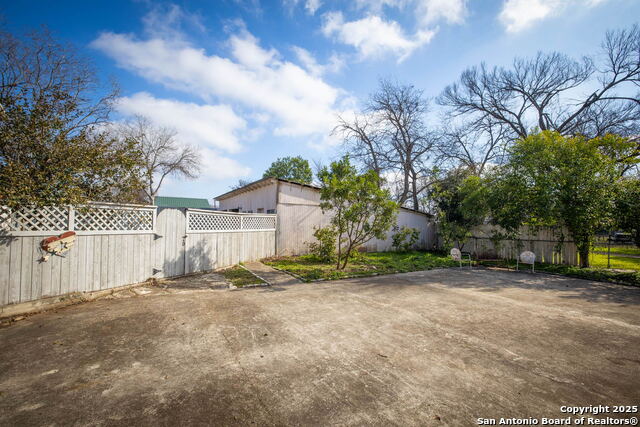 Listing photo id 36 for 633 Castell S