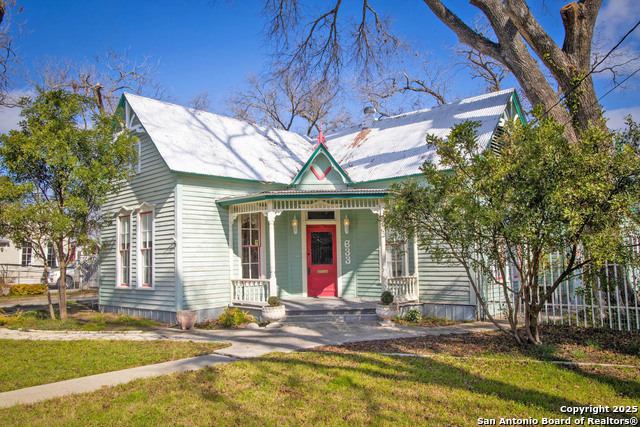 Listing photo id 2 for 633 Castell S