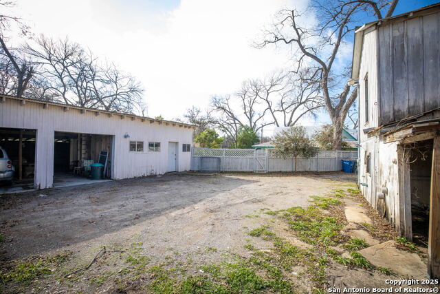 Listing photo id 38 for 633 Castell S