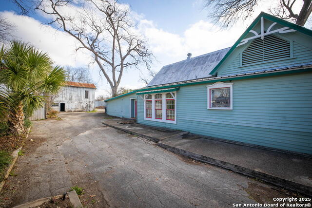 Listing photo id 39 for 633 Castell S