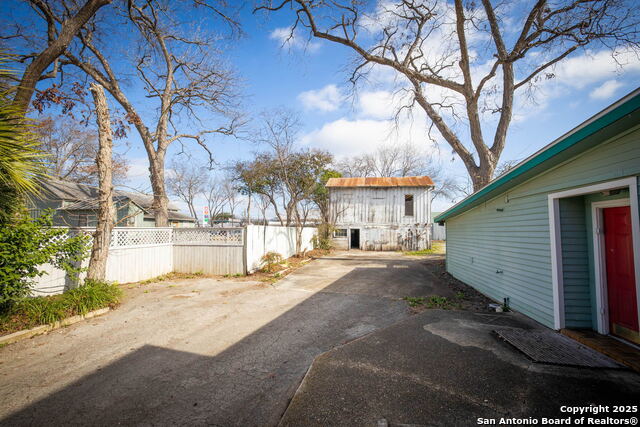 Listing photo id 40 for 633 Castell S