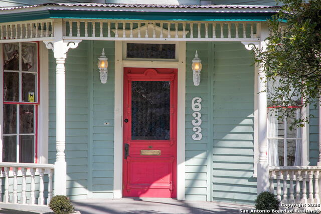 Listing photo id 3 for 633 Castell S