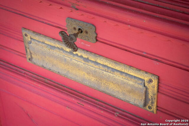 Listing photo id 4 for 633 Castell S