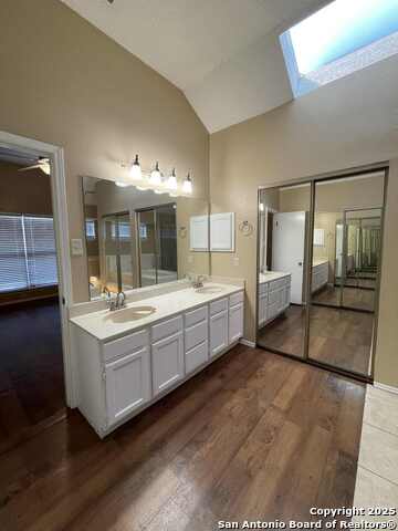 Image 18 of 21 For 4315 Lakebend West