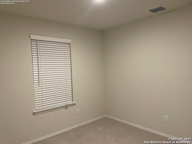 Listing photo id 8 for 5823 Rolling Glen