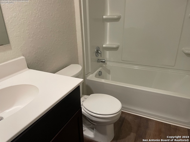 Listing photo id 9 for 5823 Rolling Glen