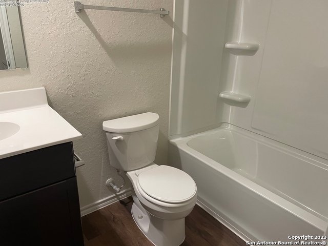 Listing photo id 11 for 5823 Rolling Glen