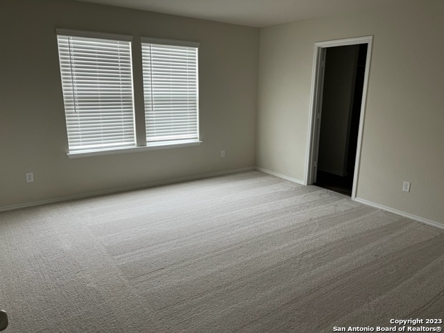 Listing photo id 12 for 5823 Rolling Glen