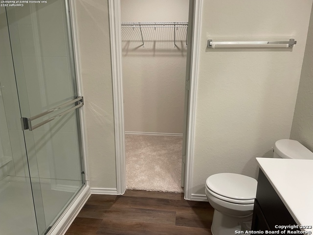Listing photo id 13 for 5823 Rolling Glen