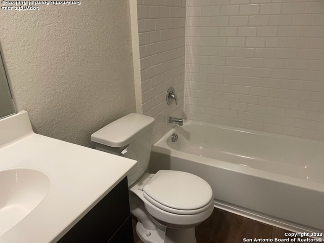 Listing photo id 16 for 5823 Rolling Glen
