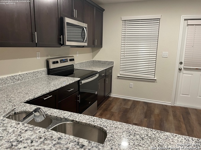 Listing photo id 0 for 5823 Rolling Glen