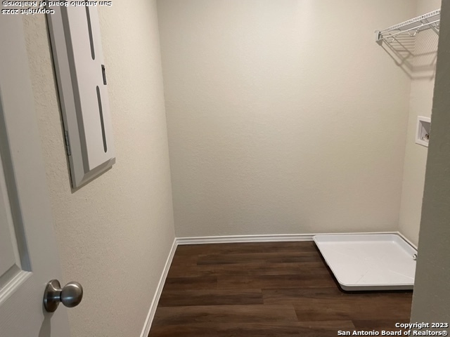 Listing photo id 21 for 5823 Rolling Glen