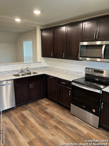 Listing photo id 1 for 5823 Rolling Glen