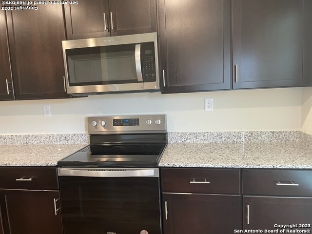 Listing photo id 4 for 5823 Rolling Glen