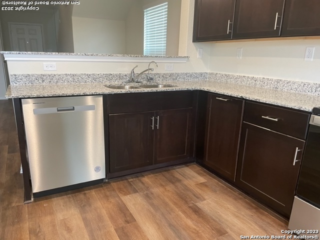 Listing photo id 5 for 5823 Rolling Glen