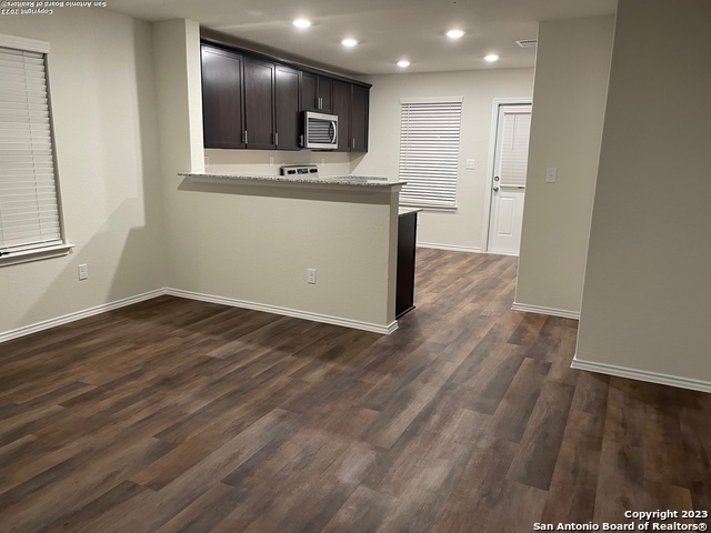 Listing photo id 6 for 5823 Rolling Glen