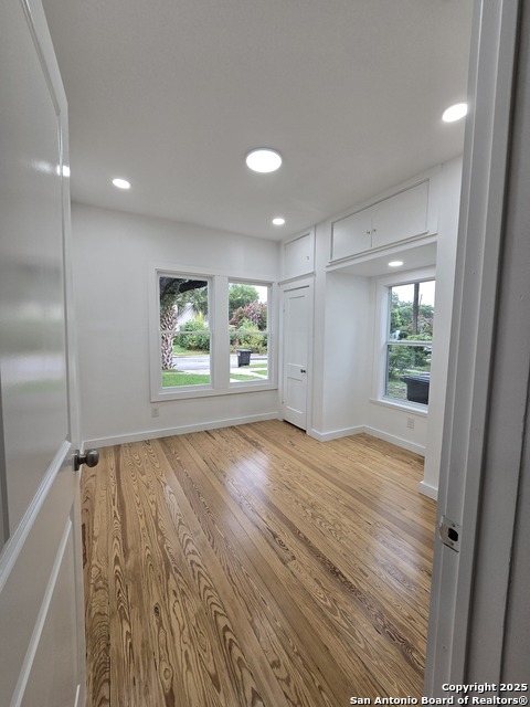 Image 21 of 63 For 1514 Lynwood Ave W