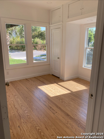 Image 22 of 63 For 1514 Lynwood Ave W