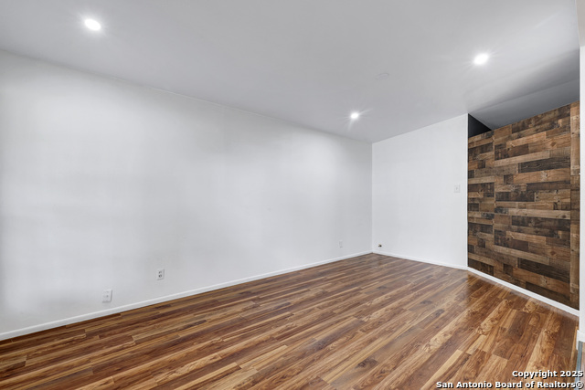 Image 7 of 22 For 551 Lanark  