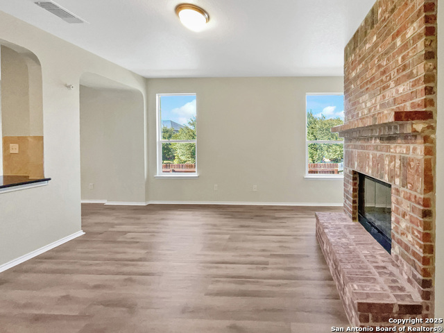 Listing photo id 9 for 8403 Brazos