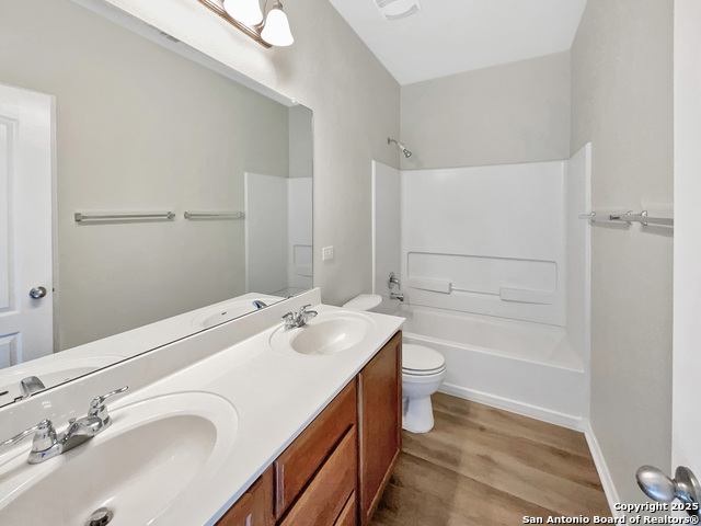 Listing photo id 5 for 8403 Brazos