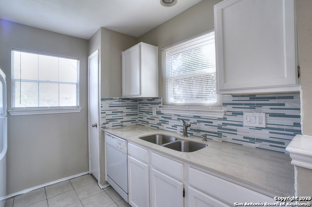 Listing photo id 9 for 7403 Alverstone Way