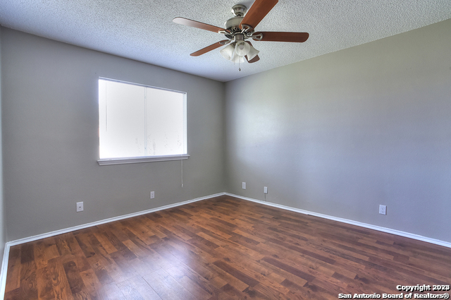 Listing photo id 12 for 7403 Alverstone Way