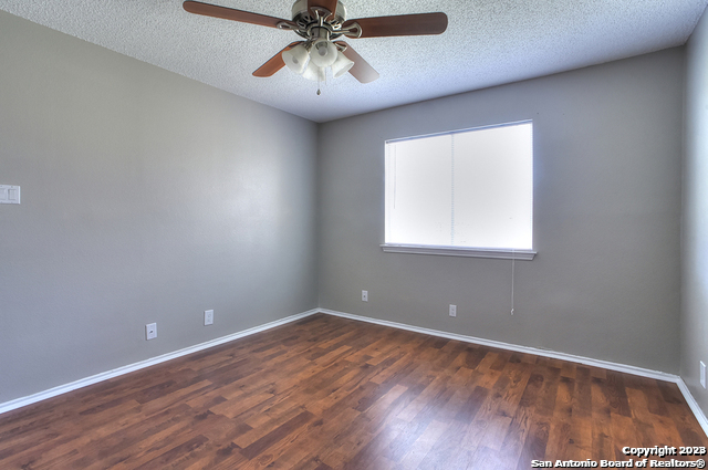 Listing photo id 13 for 7403 Alverstone Way