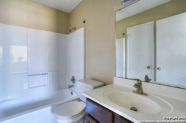 Listing photo id 14 for 7403 Alverstone Way