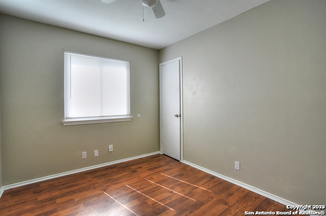 Listing photo id 15 for 7403 Alverstone Way