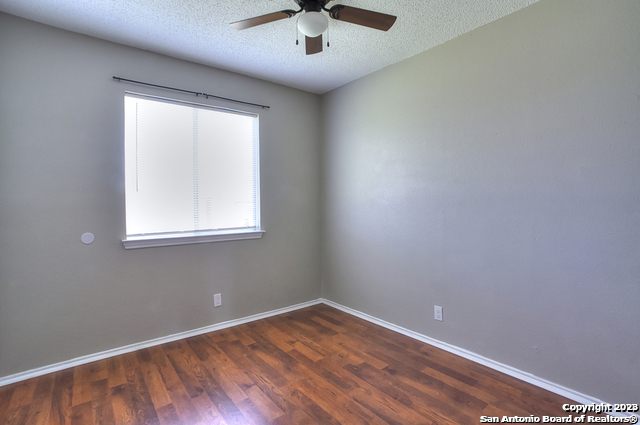 Listing photo id 17 for 7403 Alverstone Way