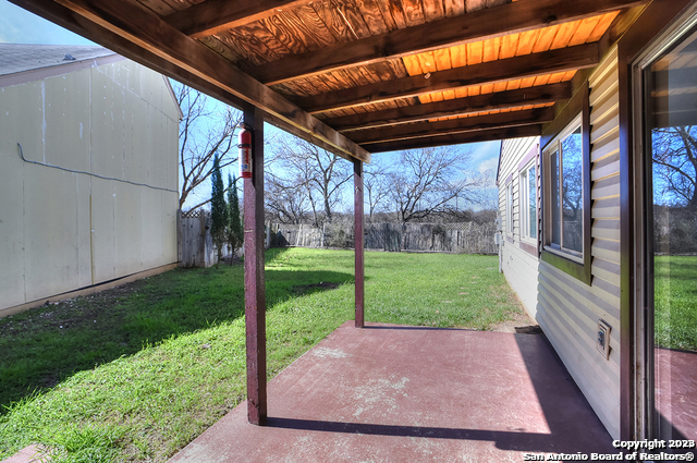 Listing photo id 18 for 7403 Alverstone Way