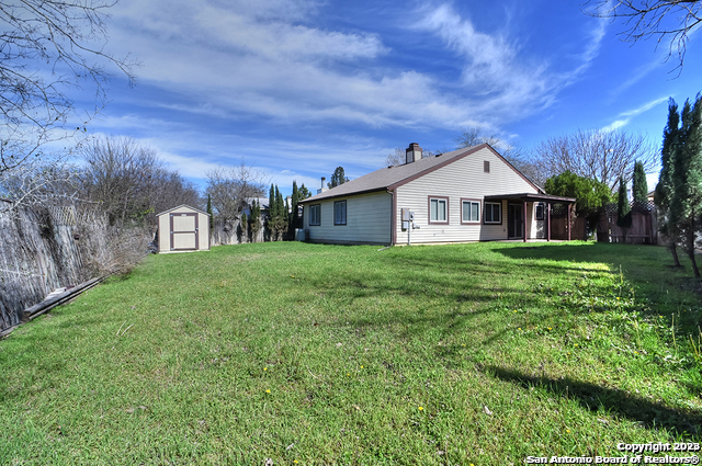 Listing photo id 1 for 7403 Alverstone Way