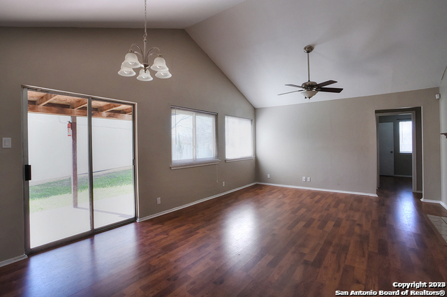 Listing photo id 2 for 7403 Alverstone Way