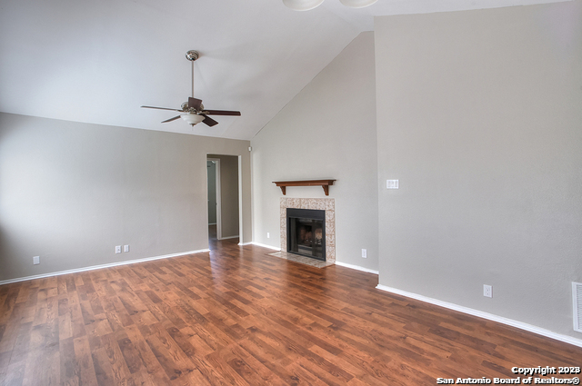 Listing photo id 3 for 7403 Alverstone Way