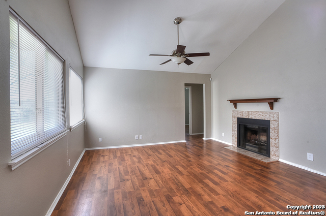 Listing photo id 4 for 7403 Alverstone Way