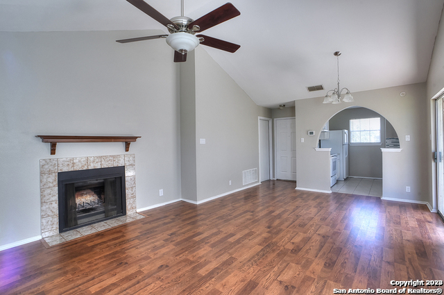 Listing photo id 5 for 7403 Alverstone Way