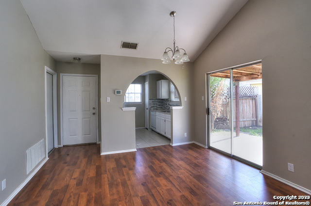 Listing photo id 7 for 7403 Alverstone Way