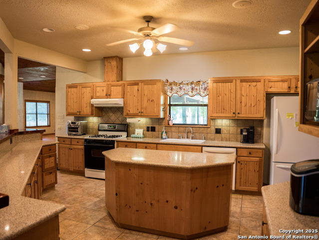 Listing photo id 24 for 530 Westway Dr