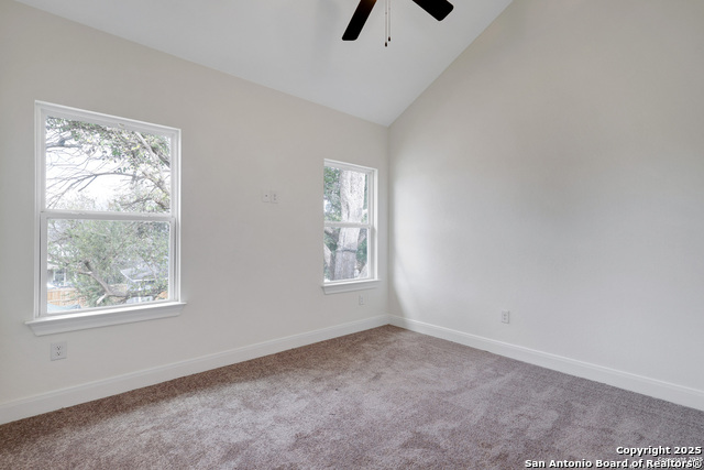 Listing photo id 10 for 309 Bargas St