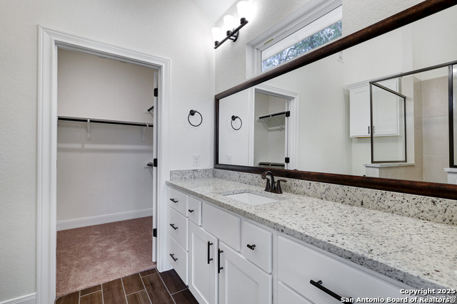 Listing photo id 12 for 309 Bargas St