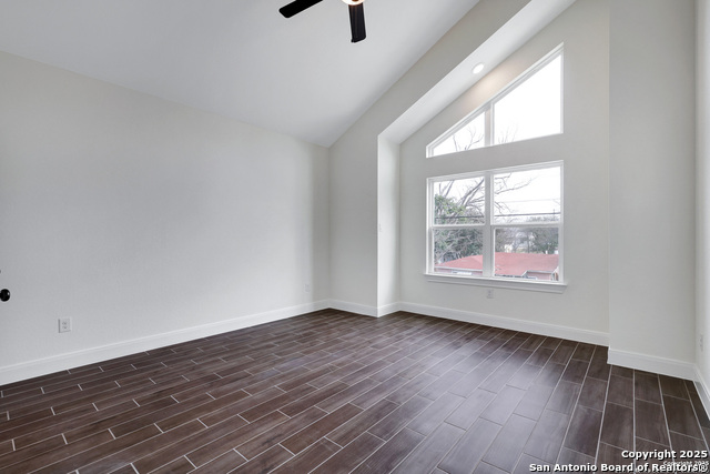 Listing photo id 14 for 309 Bargas St