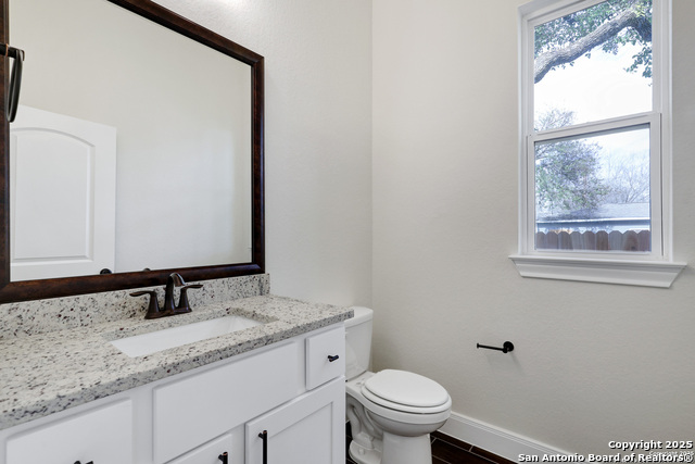 Listing photo id 15 for 309 Bargas St