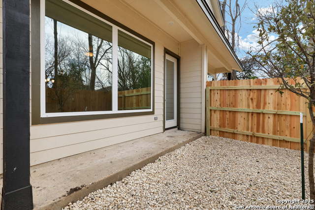 Listing photo id 16 for 309 Bargas St