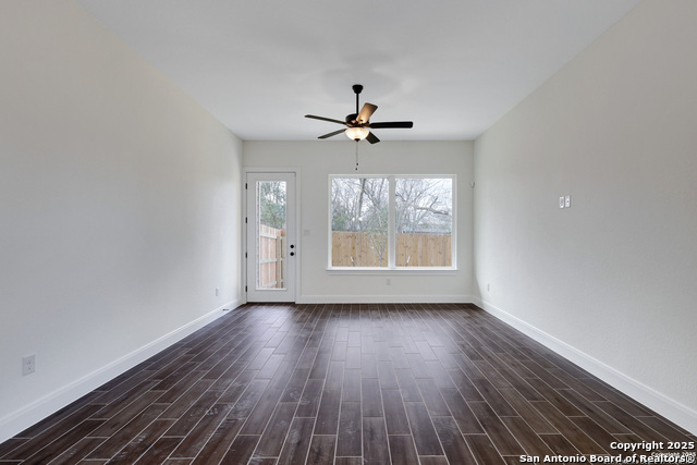 Listing photo id 5 for 309 Bargas St