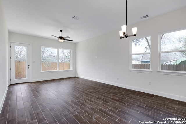 Listing photo id 6 for 309 Bargas St